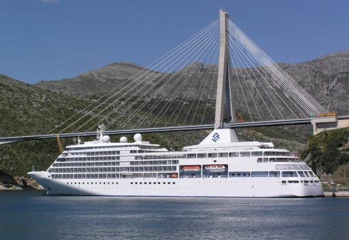 El buque en el puerto de Dubrovnik